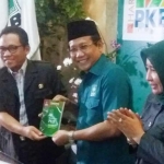 Ketua DPW PKB Jawa Timur, Abdul Halim Iskandar menerima buku Jihad Politik dari Ketua Fraksi PKB DPRD Jatim, Thoriqul Haq didampingi Sekretaris F-PKB, Anik Maslachah. foto: DIDI ROSADI/ BANGSAONLINE