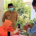 Plt. Wali Kota Pasuruan, Raharto Teno Prasetyo, S.T., (mengenakan masker hijau) turun langsung memantau penyaluran BST Tahap II.
