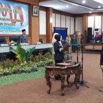 Nur Saidah saat memimpin sumpah jabatan dalam pelantikan Nasihan sebagai anggota DPRD Gresik, Oktober 2018 silam. foto: SYUHUD/ BANGSAONLINE