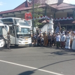 905 jemaah haji asal Jember diberangkatkan Bupati Hendy Siswanto dari pendopo setempat, Selasa (21/6/2022).