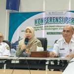 Kepala BPJS Kesehatan Cabang Kediri, Tutus Novita Dewi saat menggelar konferensi pers bersama Kepala Dinas Kesehatan Kota Kediri , dr. Muhammad Fajri Mubasysyir (kiri) dan Kepala Dinas Kesehatan Kabupaten Kediri, dr. Ahmad Khotib. Foto: Muji Harjita/BANGSAONLINE