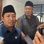 Ketua DPRD Tuban, Sugiantoro, memberi keterangan ke awak media.