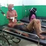 Korban Kasimin yang tergeletak di rumah sakit akibat terkena sabetan sabit pelaku. foto: ZAINAL ABIDIN/ BANGSAONLINE