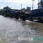 MACET: Antrean kendaraan besar dan motor di jalan Raya Trosobo arah Surabaya menjelang titik banjir di Desa Bringin Bendo Kecamatan Taman, Selasa (11/10). foto: MUSTAIN/ BANGSAONLINE