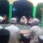Santri KH Anwar Zahid sedang bersholawat menyambut bulan suci Ramadhan, kemarin (6/6). foto: EKY NURHADI/ BANGSAONLINE