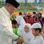 Ketua DPRD Provinsi Jawa TImur, Kusnadi saat membagikan santuan kepada 30 anak yatim piatu.