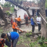 Petugas gabungan saat evakuasi salah satu bangunan terdampak angin kencang di Situbondo.