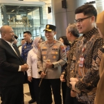 Kapolres Kediri Kota AKBP Anggi Saputra Ibrahim saat ikut menyambut kedatangan Super Jet Air di Bandara Dhoho Kediri. (Ist).