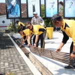 Kapolres Jombang memimpin kerja bakti di Masjid Agung Baitul Mukminin. foto: AAN AMRULLOH/ BANGSAONLINE