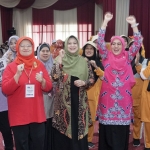 Ketua TP PKK Kota Pasuruan, Suryani Firdaus (kanan) saat menghadiri Sekolah Lansia Tangguh