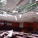 Plafon ruang paripurna DPRD Kabupaten Blitar ambrol terdampak gempa.