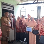 Pemberian santunan kepada siswa berprestasi di kegiatan safari Ramadan Dharma Wanita Disdik Pendidikan Cabang Bojonegoro-Tuban