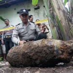 Mortir yang ditemukan di pekarangan warga. foto: Rony Suhartomo/ BANGSAONLINE