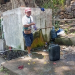 Sejumlah warga Desa Wonosunyo saat mengambil air bersih di Sumber Tetek.