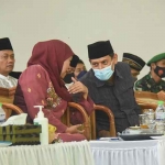 Gubernur Jawa Timur Khofifah Indar Parawansa saat berbincang dengan Wali Kota Kediri Abdullah Abu Bakar. Foto : Ist.