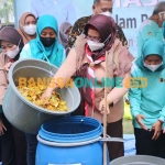 Wakil Bupati Gresik, Aminatun Habibah, saat membuat Eco Enzyme. Foto: SYUHUD/BANGSAONLINE