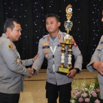 Kapolres Madiun, AKBP Anton Prasetyo saat menerima penghargaan dari Kapolda.