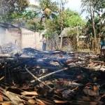 RATA DENGAN TANAH: Kondisi rumah Sarkam usai kebakaran hebat. foto: suwandi/ BANGSAONLINE