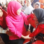 Mensos RI Khofifah Indar Parawansa saat memantau pencairan dana PKH di Kecamatan Rungkut. foto: DIDI ROSADI/ BANGSAONLINE