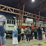 Suasana naik turun penumpang kereta api.