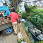 Sebuah mobil Mercy Nopol L 1797 FQ yang terjun ke ke sungai sedalam 4 meter di Jalan Ir Soekarno, Kota Batu.