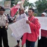 Tiga aktivis IMM saat melakukan aksi di depan Kejari Tuban. foto: GUNAWAN WIHANDONO/ BANGSAONLINE
