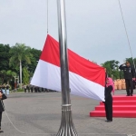 Bupati Sambari ketika memimpin upacara bendera. foto: SYUHUD/ BANGSAONLINE