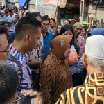Wali Kota Surabaya Tri Rismaharini secara khusus mendatangi rumah anak perempuan bernama YS (17) yang terjaring razia Satpol PP Surabaya pada Jumat (26/4) lalu.
