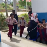 Murid SD dan guru mereka berlarian untuk menghindari gas yang disemprotkan aparat dalam peristiwa bentrok antara aparat dan warga Rempang, Kota Batam, Kepulaua Riau, Kamis (7/9/2023). Foto: istimewa