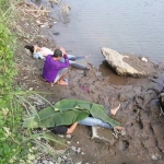 Tampak korban meninggal sebelum dievakuasi, masih ditutupi daun pisang.