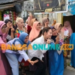 Ferry Silviana Feronica-Regina Nadya Suwono saat menyapa masyarakat di Kelurahan Bawang, Kecamatan Pesantren, Kota Kediri. Foto: MUJI HARJITA/BANGSAONLINE