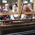 Wamendag RI, Dyah Roro Esti Widya Putri (tiga dari kiri) saat melihat proses membuat tenun ikat di Sentra Tenun Ikat Medali Mas, Kelurahan Bandar Kidul, Kecamatan Mojoroto, Kota Kediri. Foto: Ist.