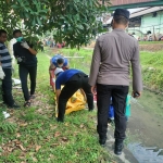Petugas saat mengevakuasi mayat pria yang ditemukan di sungai sebelah PG Candi