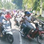Aksi Massa Nelayan saat memblokir jalan dan mendatangi Kantor DPRD.