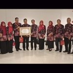 Wabup Moh. Qosim, didampingi Penjabat Sekda M. Nadlif dan Kepala OPD usai menerima penghargaan IGA 2018.