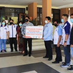 Penyerahan dilakukan oleh Pimpinan Pertamina kepada Plt. Wali Kota Pasuruan Raharto Teno Prasetyo.