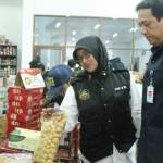 Petugas dari Dinkes kota Blitar memeriksa produk makanan dan minuman disejumlah toko di kota Blitar, dan membawa sampel makanan yang tak layak konsumsi. foto: TRI SUSANTO/ BANGSAONLINE