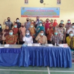 Peserta Rembuk Stunting berfoto bersama seusai acara. (foto: Kominfo)