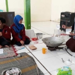 Mahasiswa Unirow saat mempraktekkan cara membuat abon dari jantung pohon pisang. foto: GUNAWAN/ BANGSAONLINE