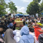 Warga saat berebut tumpeng Bersih Nagari dalam rangka Hari Jadi ke-820 Kabupaten Tulungagung