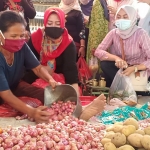 Cawabup Lisdyarita saat blusukan ke Pasar Balong. (foto: ist)