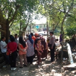 Warga Desa Pertapan Maduretno, Taman saat melihat proses pencarian korban tenggelam yang merupakan bapak dan anak asa Gresik, Jumat (19/4/2024).