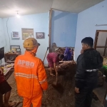 Plengsengan non-teknis  di Jalan Arjuno RT 44/RW 05, Desa Giripurno, Kecamatan Bumiaji, Kota Batu mengalami longsor dan menimpa rumah warga