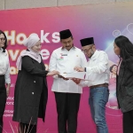 Asisten Administrasi Umum Sekdakab Pamekasan, Ahmad Zaini (tengah), dan VP Head of Sales Western East Java IM3, Adhy Sukma, saat SheHacks Innovate 2025.