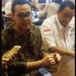 Bayu Airlangga Putra (kiri) Ketua Muda Mudi Demokrat Jawa Timur didamping Sekretaris MMD Jatim yang juga Anggota DPRD Jatim, M. Reno Zulkarnaen memberi keterangan pers, Jumat (3/2). foto: didi rosadi/ bangsaonline