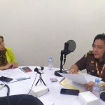 Kasi Datun Kejari Nganjuk Boma Wira Gumilar saat program dialog interaktif di sebuah radio swasta.