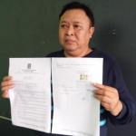 Wakil Ketua DPC PKB Jember, Ahmad Buwang menunjukkan surat pencabutan rekom yang akan dikirim kepada DPP PKB.