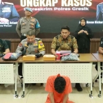 Wakapolres Gresik, Kompol Danu Anindhito (dua dari kiri) mengekspose terduga pelaku. (Foto: Ist.)