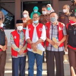 Ketiga tersangka memakai rompi merah, yakni KN alias Kusnan, RKP alias Riang Kulup Prayuda (mantan Wakil Bupati Pasuruan), dan WB alias Wibisono.