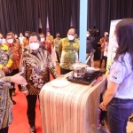 Gubernur Jawa Timur  Khofifah Indar Parawanca dalam acara Integrated Technology Hybrid Event yang digelar oleh Kementerian Dalam Negeri di Ballroom Grand City, Surabaya Rabu (1/12). Foto: humas pemprov Jatim